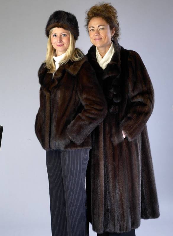 Konvolut Nerzmantel und Nerzjacke, Gr. ca. 36/38, dunkelbraune lÄngsverarbeitete Felle , 2 Einschubtaschen, Innenfutter: dunkelbraune Seide, ...
