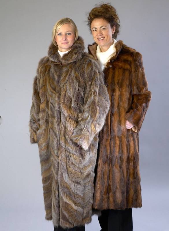 Konvolut 2 PelzmÄntel, 1 x Fuchs, z.T. eingefÄrbt, quer verarbeitet, ledergesÄumt, GÜrtel, RÜckenl. ca. 130 cm, Stehkragen, Gr. ca. 44; 1 x ...
