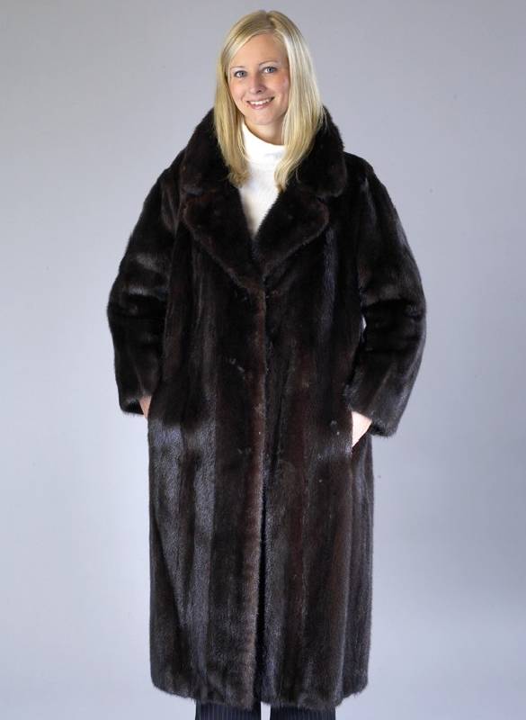 Dunkelbrauner Nerzmantel, Gr. ca. 40/42, Label Saga Mink, lÄngsverarbeitete Felle, 2 seitl. Einschubtaschen, Innenfutter aus dunkelbrauner ...