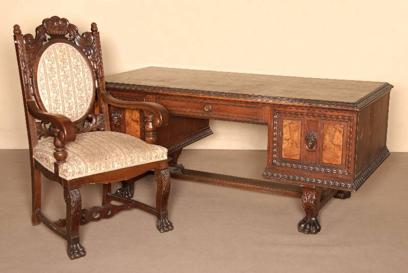 Schreibtisch, deutsch, um 1910/15, im florentinischen Renaissancestil, Korpus Weichholz und Eiche, Wurzelnußfurnier z.T. gespiegelt verlegt, ...