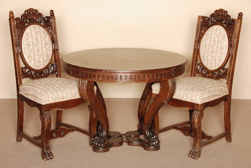 Salontisch- bzw. Rauchtisch, deutsch, um 1910/15, z.T. Eiche massiv, Eichefurnier, Zahnfries- und Akanthusblattverzierung, doppelt getreppte ...
