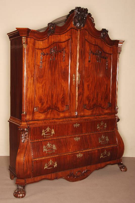 Kabinettschrank, Holland, um 1760/70, Korpus Eiche massiv (!!), komplett auf Rahmen gearbeitet, Pyramidenmahagonifurnier, 4-fach gespiegelt ...