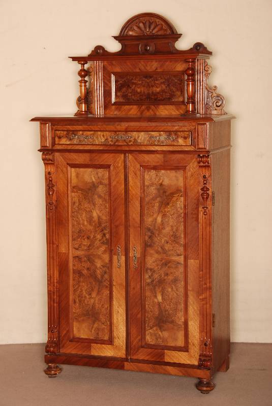 Vertiko mit Aufsatz, deutsch, um 1880, GrÜnderzeit, Korpus Weichholz, Nußbaum furniert, auf KugelfÜßen, 2-tÜrig, FÜllungen mit ausgesuchtem ...