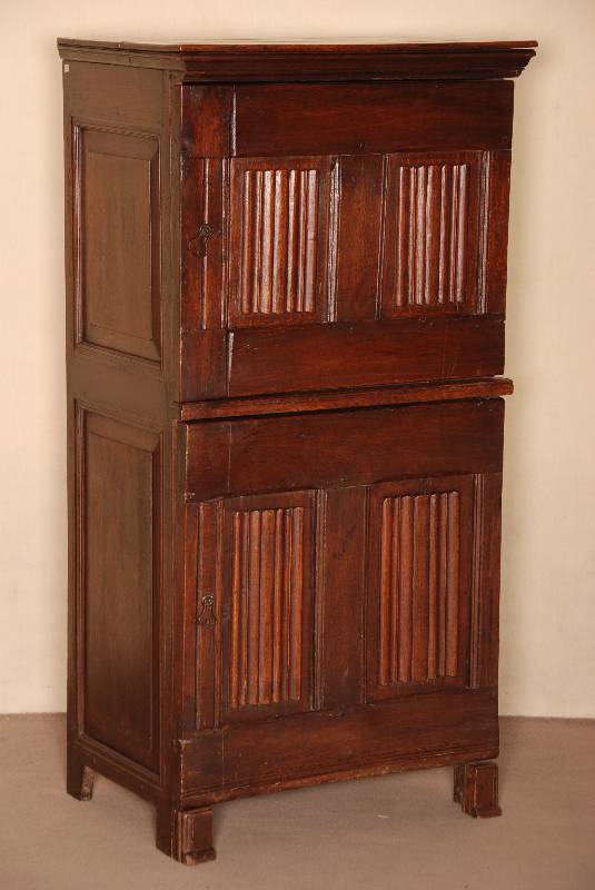 Brotschrank, deutsch, um 1820, Eiche massiv, mit sogenannten Briefpanel-FÜllungen, 2-tÜrig, oben mit dezenter Abschlußleiste, SchlÖsser und ...