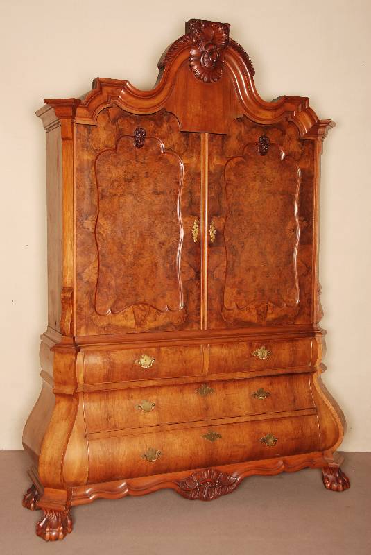 Kabinettschrank, deutsch, um 1890, Korpus Weichholz, Nußbaum furniert, auf TatzenfÜßen, schwere profilierte Zarge, geschwungen, in der Mitte ...