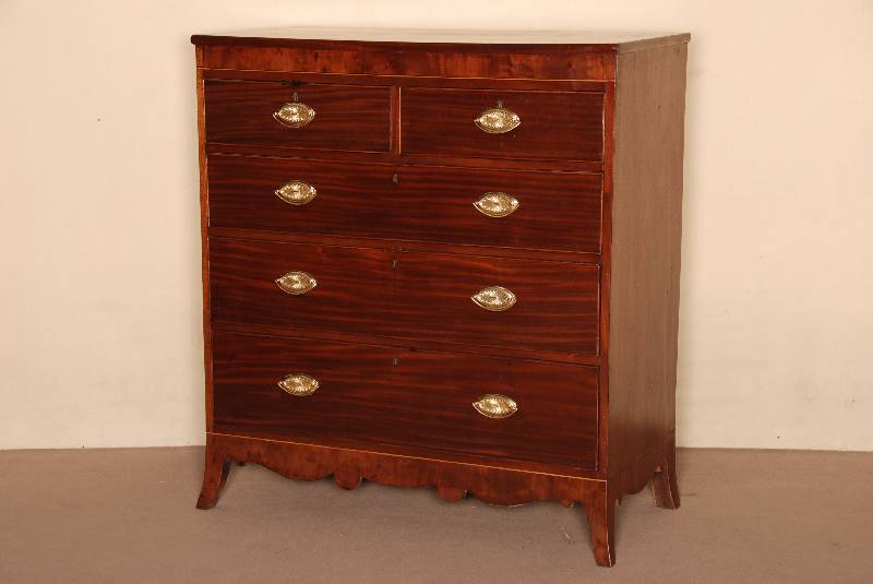 Herrenkommode, England, um 1820, George III, Korpus Weichholz, Mahagoni furniert, Mahagoni massiv, auf BracketfÜßen, 5 Schubladen, SchlÖsser ...