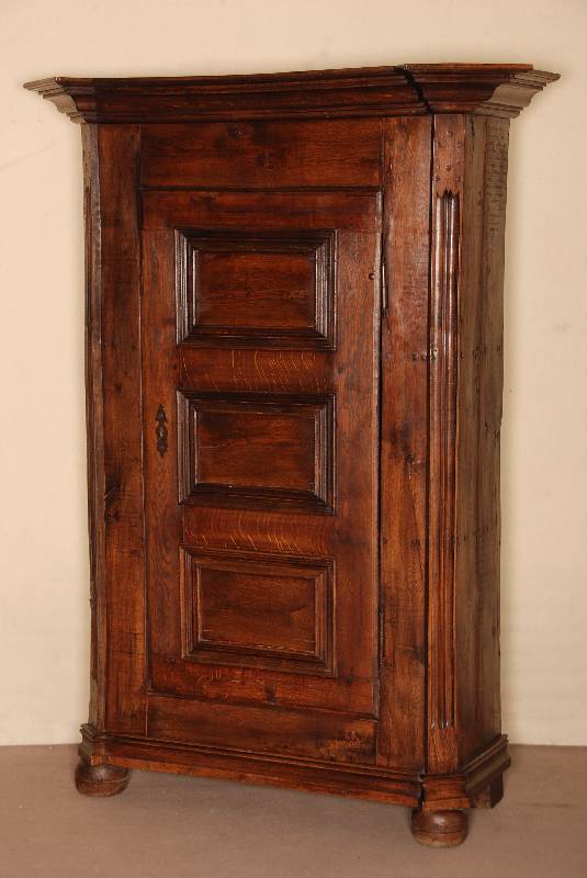 Brotschrank, deutsch/wohl BÜckeburg, um 1880 , Eiche massiv, auf KugelfÜßen, Lisenen abgeschrÄgt, 1-tÜrig mit kassettierten FÜllungen, ...