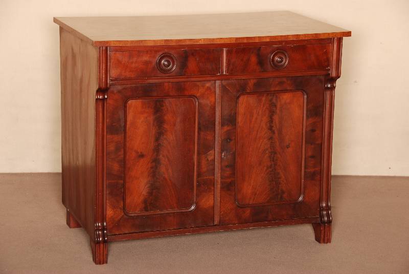 Halbschrank, deutsch, um 1870, Louis -Phillippe, Korpus Weichholz, Mahagoni massiv, z.T. furniert, profilierte Lisenen, TÜrfÜllungen gerahmt, ...