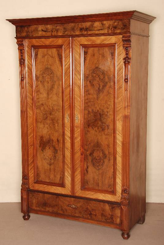 Schrank, deutsch, um 1880, GrÜnderzeit, auf KugelfÜßen, Lisenen gerillt, in Voluten auslaufend, TÜrfÜllungen gerahmt, aufgelegt mit ...