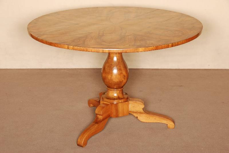 Spiesezimmertisch, deutsch, um 1825/30, SÄule Nußbaum massiv, 3 Ausleger, 3-fach geschwungen, Balusterform, Platte ohne Zarge, dickes ...