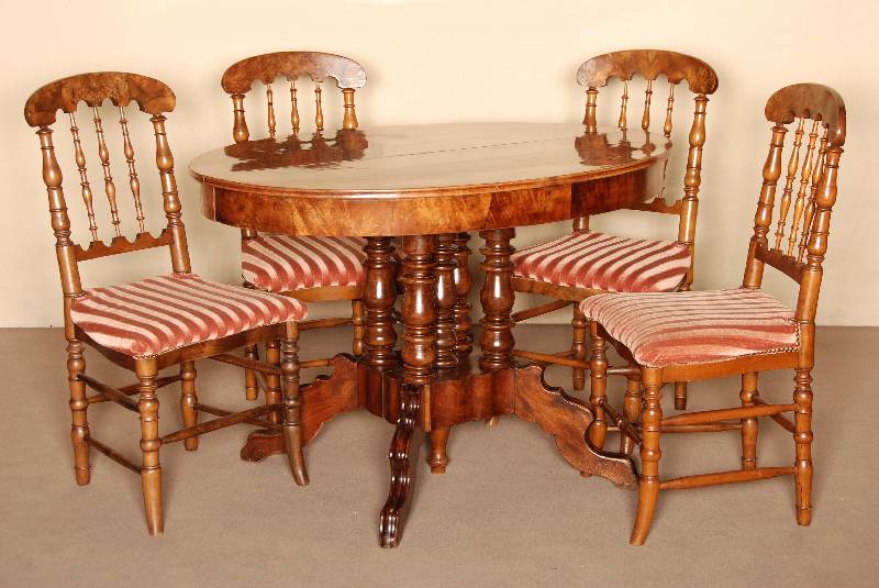 Ausziehtisch, deutsch, um 1880/90, GrÜnderzeit, Fuß 5-sÄulig, reiche Drechselarbeit, 4 AuslegerfÜße, diese 4-fach geschwungen, ...