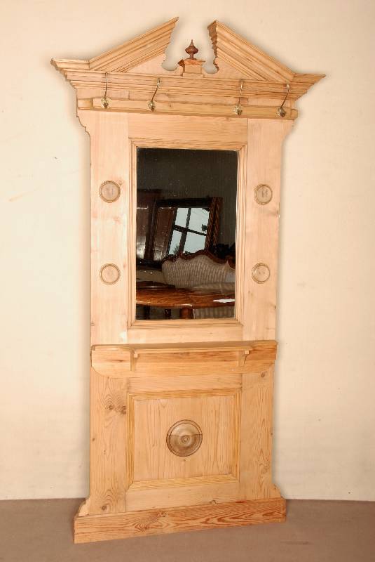 Garderobe, sÜddeutsch, um 1870/80, GrÜnderzeit, Weichholz, gewulstet und gekehlt, Profilleisten aufgesetzt, doppelt bzw. 3-fach gestufte ...