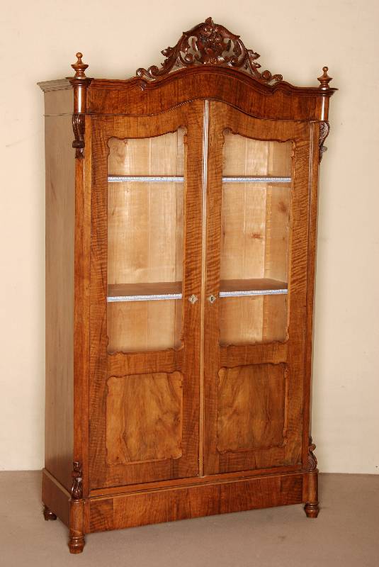 WÄsche- bzw. Vielzweckschrank, sÜddeutsch, um 1840/45, Korpus Weichholz, Nußbaumfurnier gespiegelt verlegt, BrezelfÜllungen, Glasscheiben ...