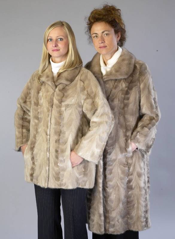 Konvolut Nerzkurzmantel und -Jacke, graubraune Nerzklauenfelle, gemustertes Innenfutter, Jacke Gr. 40, Ärmel best., RÜckenl. ca. 71 cm, ...