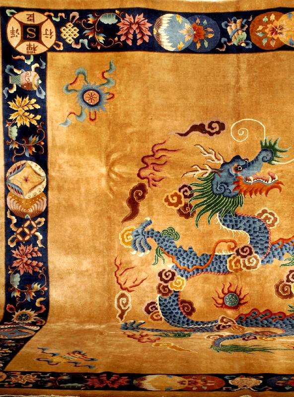 Riesiger China Drachenteppich alt (signiert), China, um 1930, glanzreiche Wolle geknÜpft auf Baumwolle, ca. 445 x 395 cm (sehr seltenes Format), ...