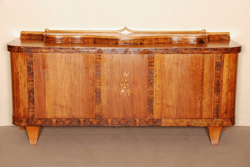 Sideboard, deutsch, um 1928/30, Korpus Eiche und Hartholz, Furnier rahmenhaft aufgefaßt, kaukasisch Wurzelnußfurnier gespiegelt verlegt, Inlets ...