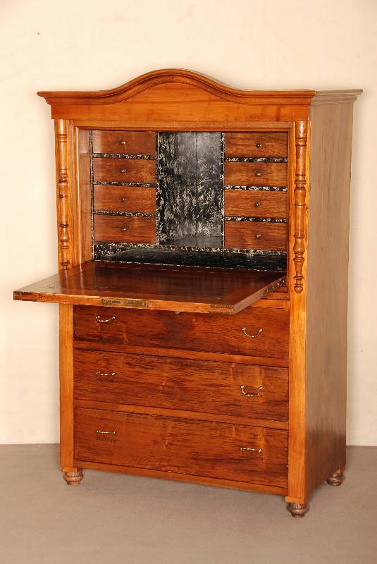 SekretÄr, deutsch, um 1870/80, Korpus Weichholz/Hartholz, Wurzelnußfurnier z.T. gespiegelt verlegt, Rahmenverarbeitung, Kopf geschwungen, ...