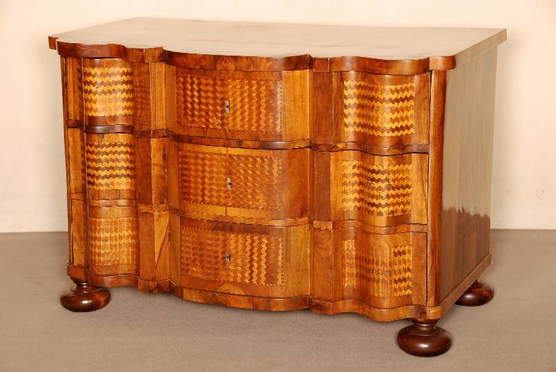 Barockstilkommode, im Dresdner Stil von 1760 , Front 12-fach geschweift, Korpus Weichholz , z.T. aus altem Holz (um 1820/30) gefertigt, Intarsien ...