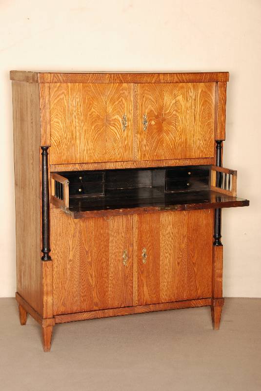 Schreibschrank, deutsch, um 1835/65, Korpus Weichholz, teilweise auf Rahmen gearbeitet, Mittelteil ausklappbar, mit Ablegeteil und 4 Schubladen, ...