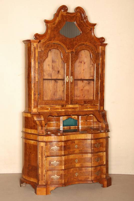 AufsatzsekretÄr, im florentinischen Stil von 1730, Oberteil als Vitrine konzipiert, Mittelteil SchreibsekretÄr, 3 Schubladen im Unterteil, ...