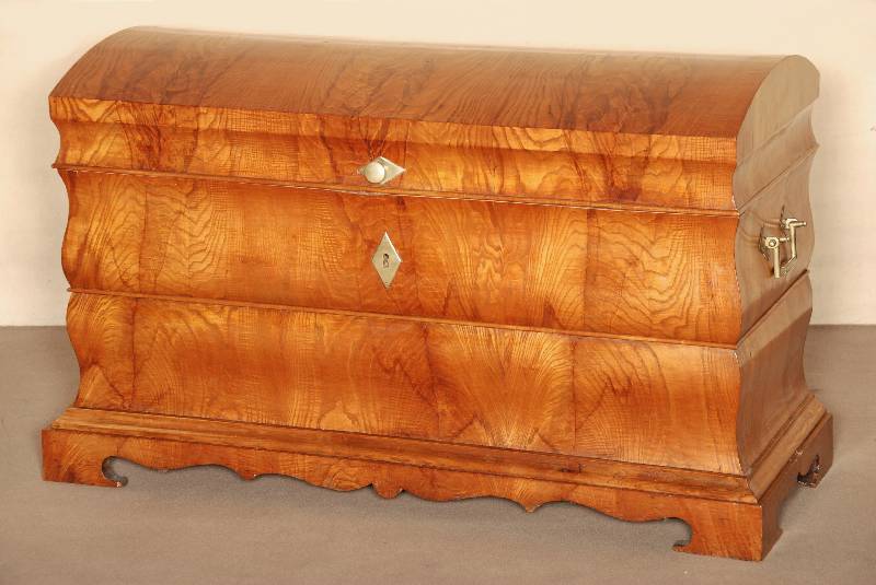 elegante SpÄtbarocktruhe, sÜddeutsch, um 1800/10, Front und Seiten 3-fach vertikal geschweift, Rundleiste als abschließendes Element ...