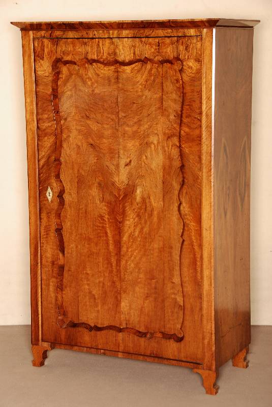 Kleiderschrank, Österreich, um 1825/35, Korpus Weichholz, BrezelfÜllungen wuchtig herausgearbeitet, Rahmen vielfach gewellt und geschweift, ...