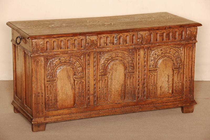 Leinentruhe, deutsch, um 1880/90, unter Verwendung Älterer mitteldeutscher Teile von 1740/50, Schaufront AkanthusblÄtter und Zahnfries, unten ...