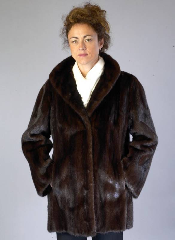 Dunkelbraune Nerzlongjacke, Gr. ca. 42, lÄngsverarbeitete Felle, Innenfutter aus braun gepunkteter Seide, 2 seitl. Einschub- taschen, Kragen, ...