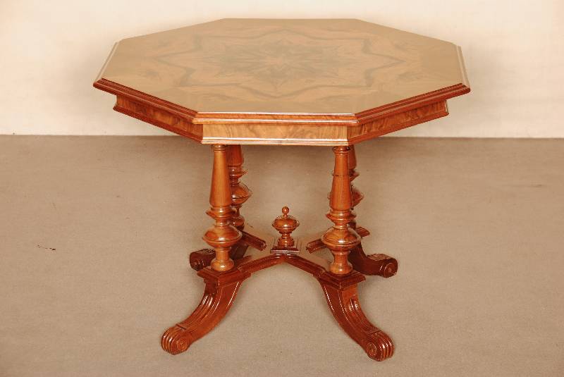 Salontisch, deutsch, um 1880/90, 4 in sich verschrÄnkte AuslegerfÜße, in reicher Drechselarbeit, Buche und Nußbaum massiv, Platte 6-eckig, ...