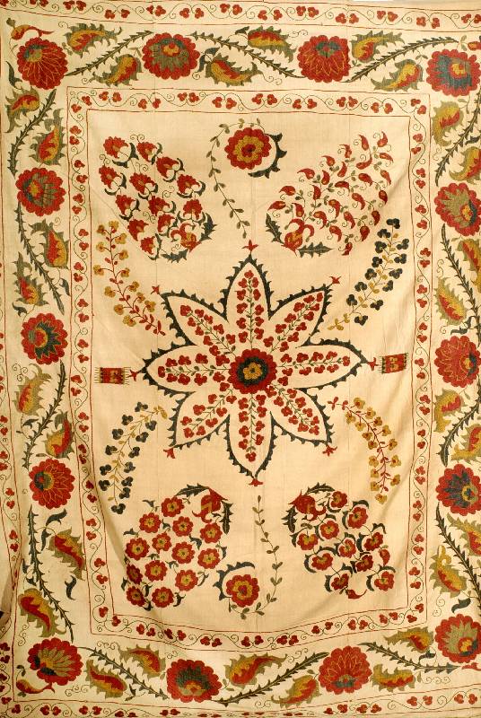 Antike Nurata Susani (Stickerei) aus dem nÖrdl ichen Teil des Emirats Buchara, Buchara um 1900, Grundgewebe Baumwolle mit Seide, 3-bahn ig, ...