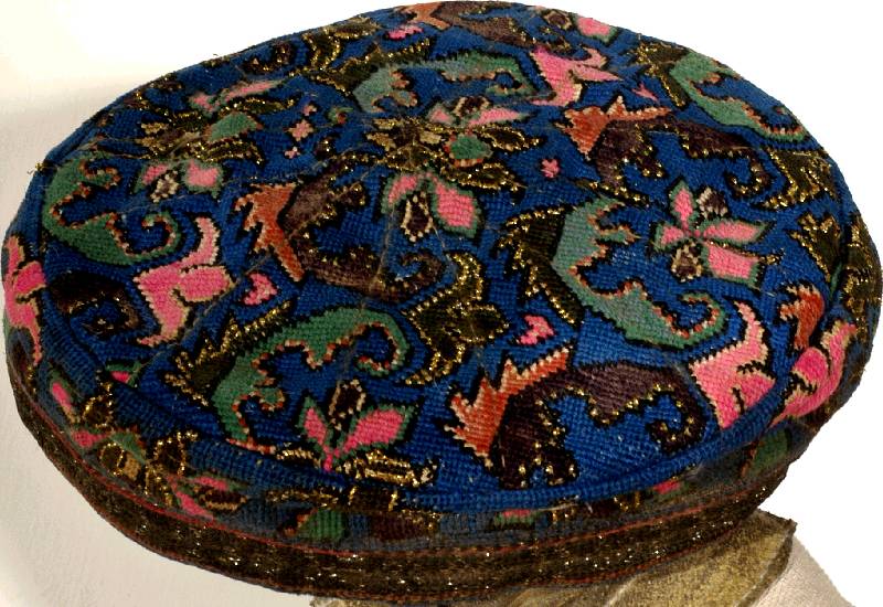 Buchara MÄnnermÜtze der bucharischen Juden ant ik, Turkestan, 19.Jahrhundert, feine Petit Point Seidenstickerei auf blauem Fond mit Gold fÄden ...
