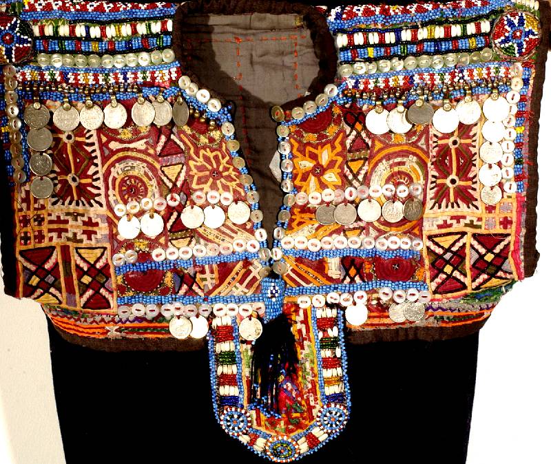 Turkmenische Weste antik, Usbekistan, 19.Ja hrhundert, Oberteil einer Hochzeitskleidung, P atchwork mit feinster Seidenstickerei, wattier t. ...