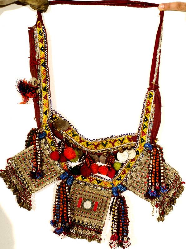 HochzeitsschÄrpe eines Turkmenischen BrÄutigam s antik, Turkestan, 19.Jahrhundert, Kattun mit Glasperlstickereien, Metall-Amuletten, ant iken ...