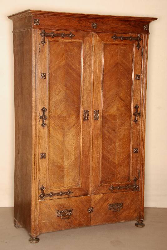 Kleider- bzw. Vielzweckschrank, deutsch, um 1900, Korpus Weichholz, Eichefurnier, z.T. gespiegelt verlegt, Lisenen vielfach gerillt, BeschlÄge im ...
