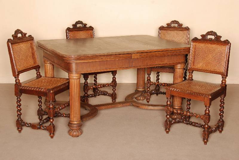 wuchtiger Ausziehtisch, deutsch, um 1908/12, Eiche massiv, Eichefurnier, SÄulenfÜße vielfach gerillt, doppelt bzw. 3-fach getreppt , Anspielung ...