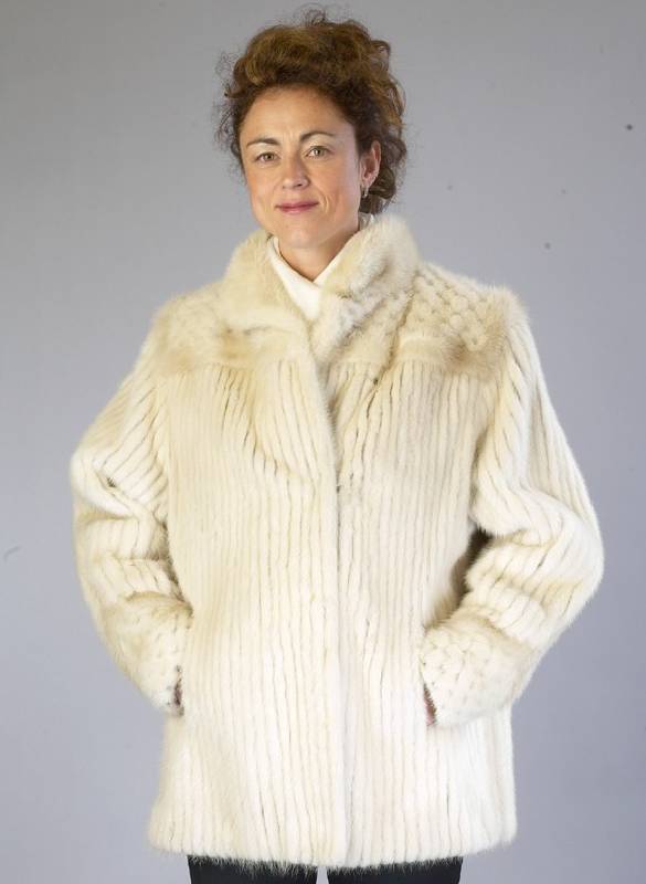 Cremefarbene Nerzjacke, Gr. ca. 42, Ärmelmanschetten und Schultern rautenfÖrmig verarbeitet, 2 Einschubtaschen, Label: Pelzmoden Rudolf ...