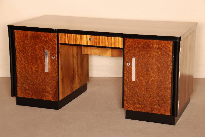 Directions-Schreibtisch ArtDeco, Frankreich, um 1930, in ausdrucksstarkem Nußbaum (vornehmlich Wurzelholz) gearbeitet, zum Teil schwarz ...