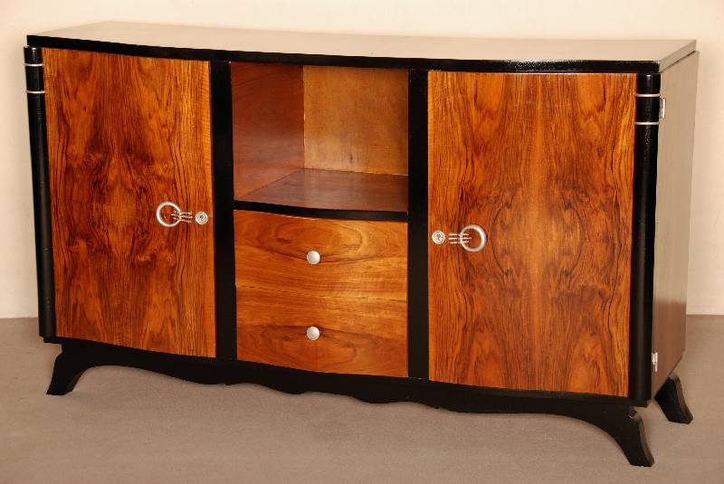 ArtDeco-Sideboard, Frankreich, um 1920, in kaukasischem Nußbaum, zum Teil schwarz abgesetzt, Korpus elegant mehrfach geschwungen , zweitÜrig mit ...