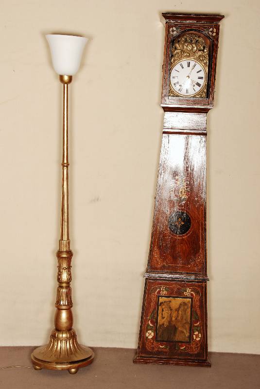 Große Stehlampe, Frankreich, um 1920, polimentvergoldeter Holzfuß in aufwendiger Art gefertigt, feine Schnitzereien in neoklassizistischer ...
