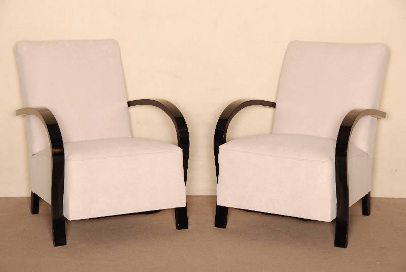 Paar ArtDeco-Sessel, Frankreich, um 1930, kompakte Form mit großzÜgig und elegant ausgeschwungenen Lehnen, diese schwarz glÄnzend lakciert, mit ...