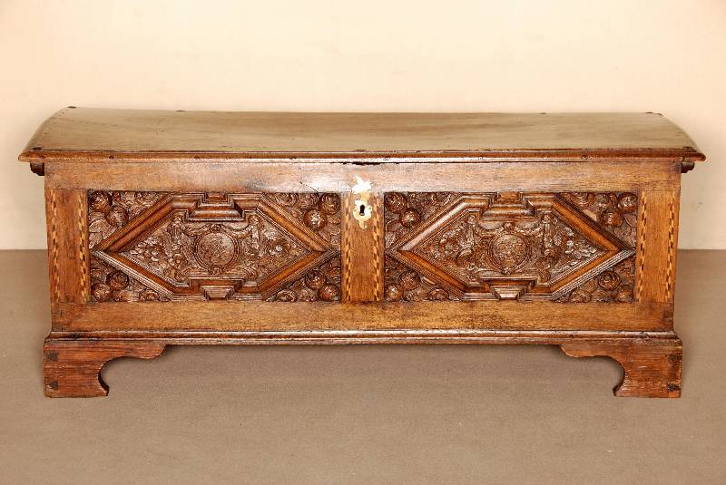 Flachdeckeltruhe, Danziger Barock, datiert 1797, Eiche massiv, auf BracketfÜßen, FÜllungen verkrÖpft und geschnitzt, Lisenen intarsiert, ...