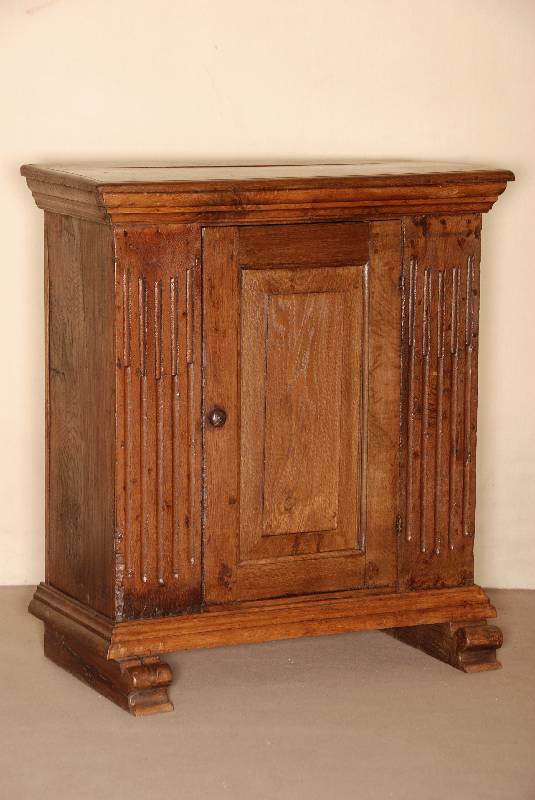 Brotschrank, deutsch/wohl Westfalen, um 1790/1800, Eiche massiv, auf Kufen, schwere Fußleiste, diese wohl spÄter, Lisenen kanneliert, ...