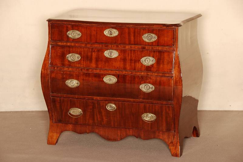 Barockkommode, Holland, um 1770/80, Korpus Eiche/Mahagoni, z.T. furniert, Front stark gebogen bzw. bombiert, durchgehendes schÖnes Furnierbild, ...