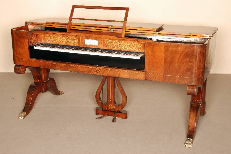 Tafelklavier, deutsch/wohl Dresden, um 1845/50 , Korpus Weichholz/Hartholz, Pyramidenmahagonifurnier gespiegelt, sparsam intarsiert in Ahorn, 6 ...