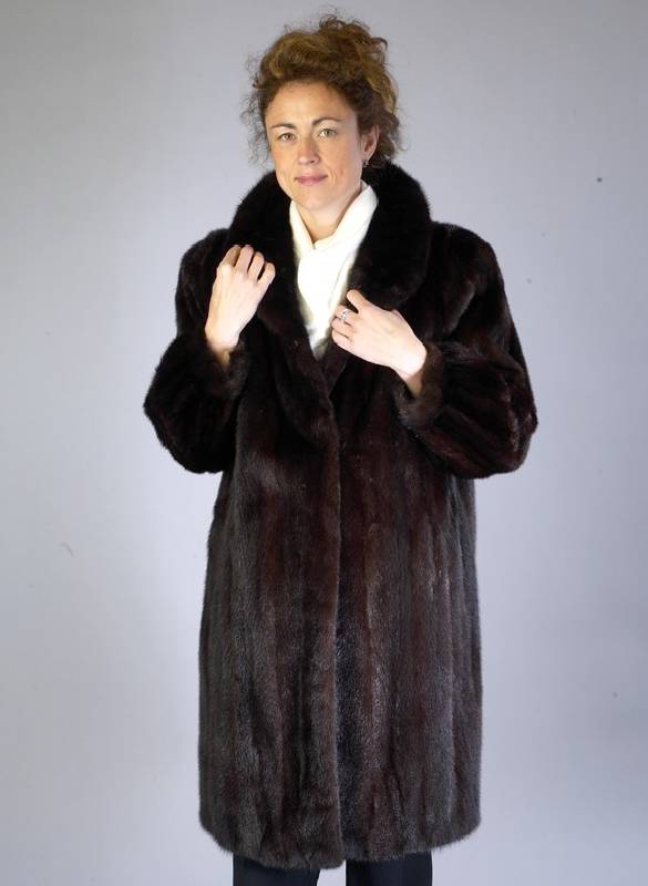 Dunkelbraune Nerzlongjacke, Gr. ca. 44/46, lÄngsverarbeitete Felle, 2 seitl. Einschub- taschen, Kragen, Schulterpolster, Ärmel mit Manschetten, ...