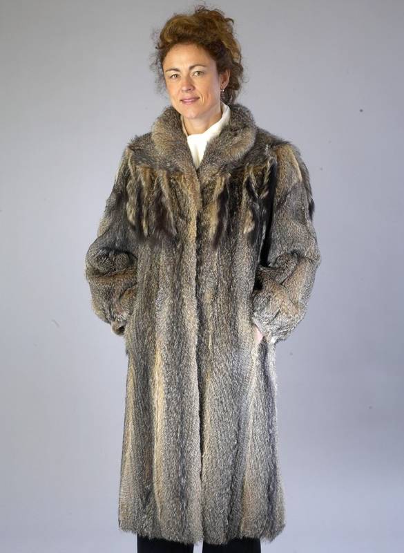 Mantel aus Graufuchs, Gr. ca. 36/38, 2 seitl. Einschubtaschen, Innenfutter aus schwarzer Seide, Felle V-fÖrmig verarbeitet, Kragen mit ...
