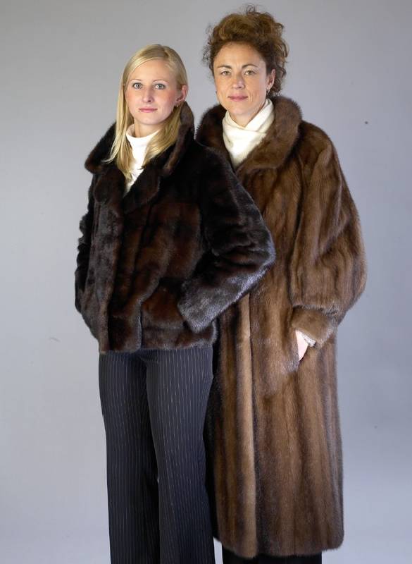 Konvolut: Nerzmantel und -Jacke, 1 x brauner SAGA MINK, Gr. ca. 38/40, lÄngsverarbeitete Felle, RaglanÄrmel mit Manschetten, Innenfutter braun ...