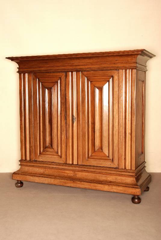 sogenannter Frankfurter Wellenschrank, sÜddeutsch, um 1740/50, Front und z.T. Seiten Eiche massiv, TÜren durchgehend 8-fach gewellt, gerieft und ...