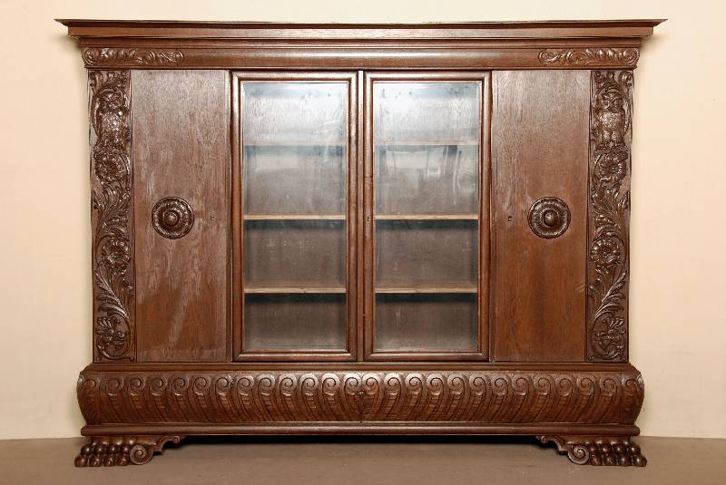 BÜcherschrank, deutsch, m 1910, Korpus Weichholz, z.T. Tischlerplatte, Eichefurnier, mit TatzenfÜßen, Lisenen mit aufgesetzten Schnitzereien, ...