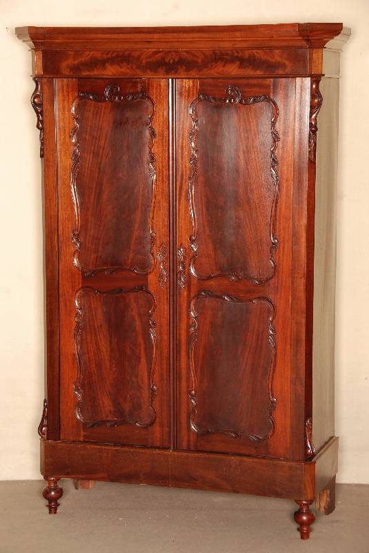 Schrank, Holland, um 1870, Mahagoni massiv, z.T. Mahagoni furnier, RÜckwand Weichholz, auf KugelfÜßen, abgeschrÄgte Ecken, auslaufend in ...